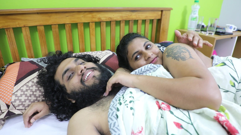 Vaigavarun45: 寝取られ夫が妻とセックスし、友人がビデオを撮影している