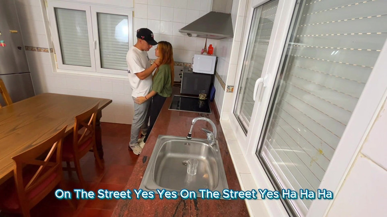 Labestiaylabella: Namorada tesuda é fodida na cozinha e recebe porra nos pés