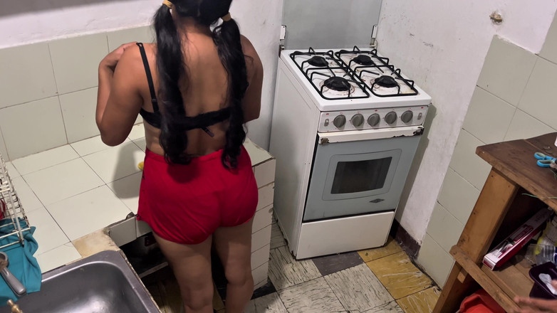 Gilversexy: Saya berkongkek sangat keras dengan jiran saya di dapur!