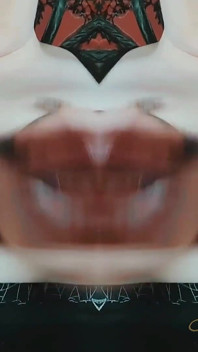 Laço De Goon Com Peitos Pálidos