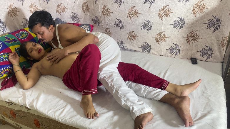 Desi Indian Wife: Возбужденная индийская жена дези с большими сиськами занимается сексом с мужем