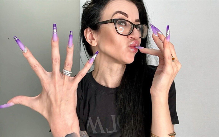 Julia domaina: 핑거 스냅과 빨기, 긴 손톱과 긴 손가락