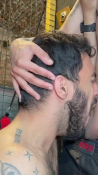Bijey seksi Douglas Smith tarafından korunmasız sikiliyor