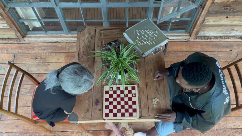 mombasapornstar: Échecs avec ma demi-sœur, devinez quoi !