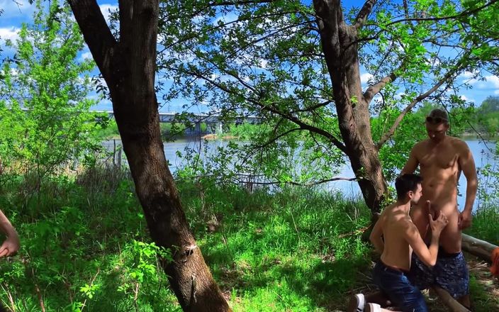 Nick Lewis: Cruising in the woods: satu mulut, dua