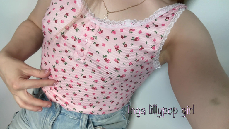Inga lillypop girl: Une jolie fille montre ses petits seins