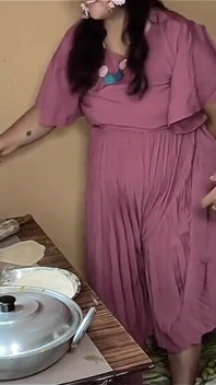 Sexy dáma saje ptáka a hlasitě sténá a šuká v kuchyni příliš tvrdě