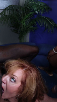 Andi James, MILF rousse, fait son premier gangbang de grosses bites noires