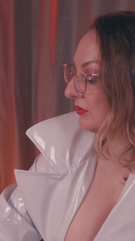Labă în mănuși din piele de la o mamă sexy strictă, dominare feminină pentru un sclav epuizat de la futut. Stăpână cu țâțe mari în imperdea din pvc.