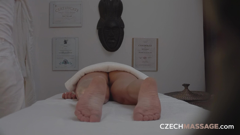 Czech Massage: Massage tchèque 67 : la reine de beauté suce son masseur pour...