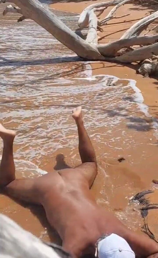 Ladysilvas: Ladysilva travestiet wil stiefvader in kont op het strand