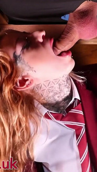 Sexy Teen Alt Succhia Il Cazzo Sotto Il Tavolo Di Mungitura