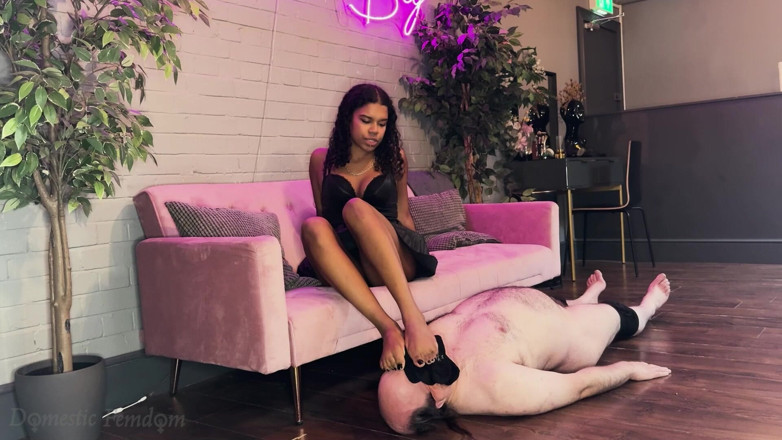 Domestic femdom: Bătaie Cu Lui Sniffer