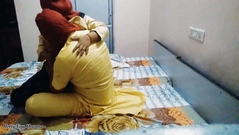 Desi Club House: Indiancă desi erotică Bhabhi Sucharita se fute în junglă în aer liber