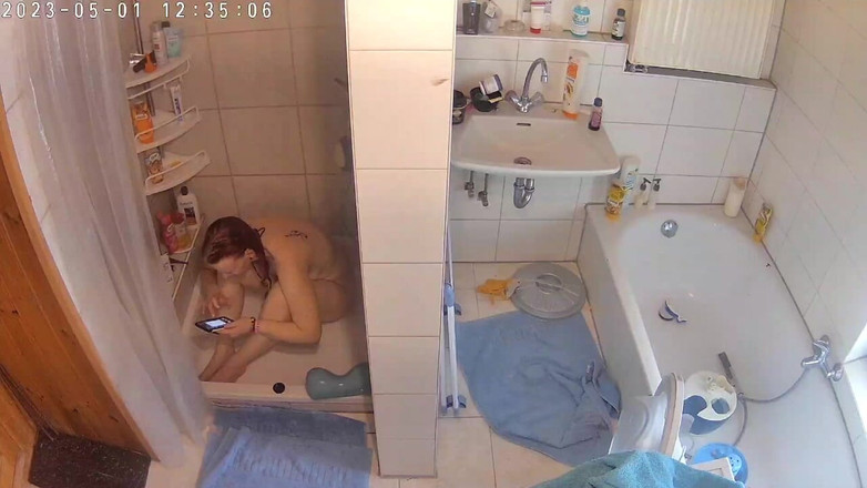 KittieNoOne: 샤워하면서 자위하다 걸렸어