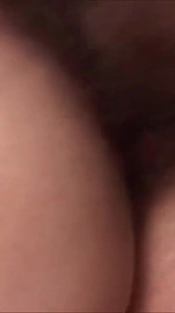 Genç adam azgın orta yaşlı seksi kadın satıyor ve boşalmasını seviyor