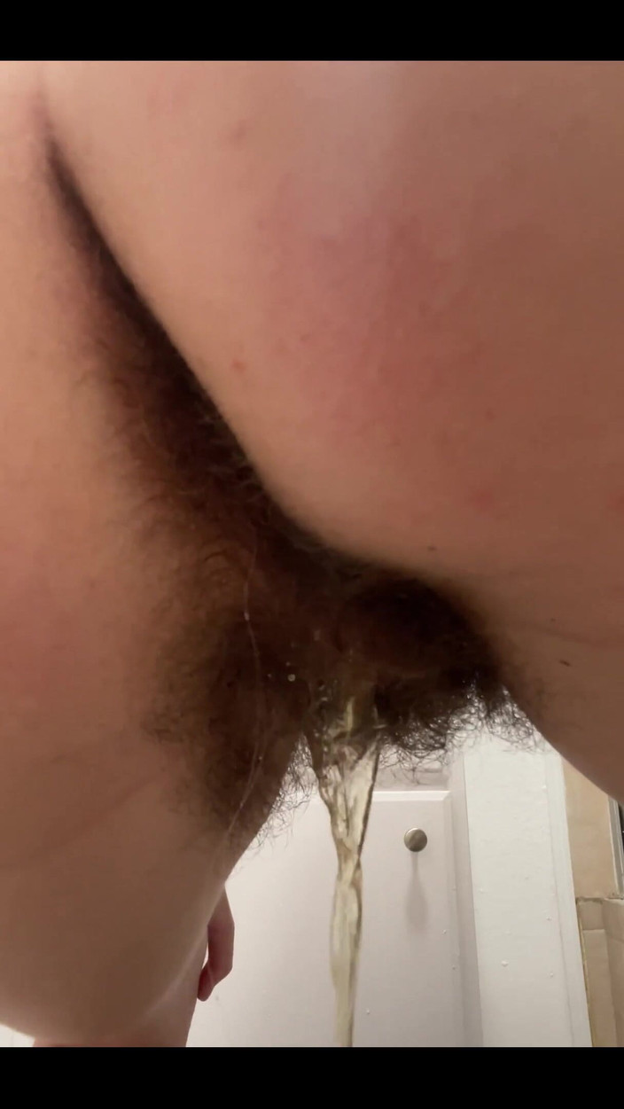 Pearlsage: Pepek berbulu kencing dari belakang