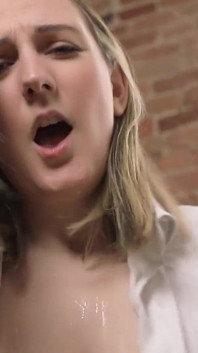 Kom twee keer klaar en eet je creampie uit het poesje van je vrouw - Clara Dee pov virtuele seks