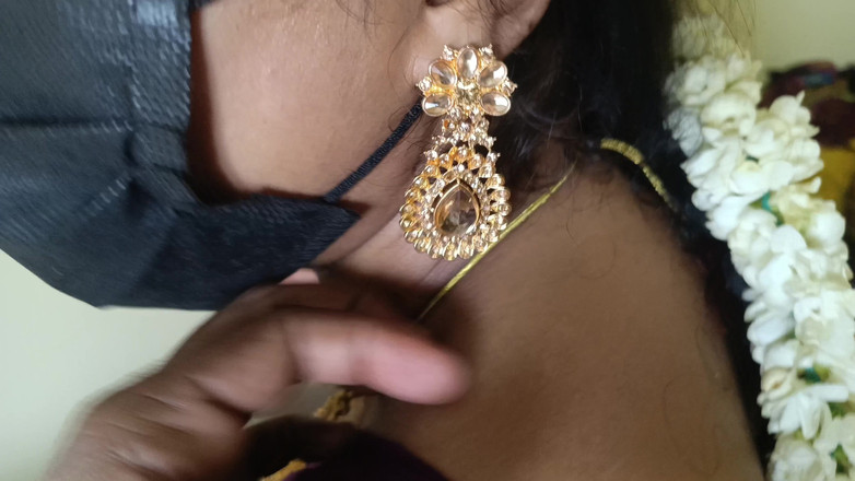 Pushpa studio: 義理の妹とその夫と一緒に家で働いている主婦