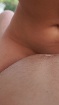 Menina com peitos perfeitos