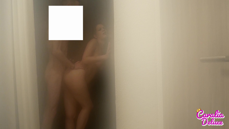 Caralia Deluxe: Bạn cùng phòng hóa ra là một chủ nhà thổ!