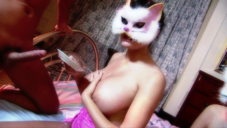 Mask-Night: Sex kitties like to play in groups