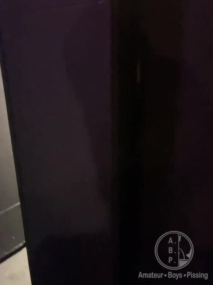 AmateurBoysPissing: Junge Betritt Die Toiletten Des Clubs Und Erwischt Einen Typen,...