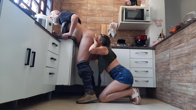 Gabi SweetCouplesStories: Sie spricht mit dem cuckold am telefon, während ihr liebhaber...