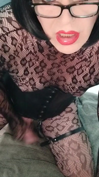 Trans cat girl si masturba