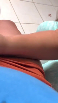 Přesvědčuji svou nevlastní sestru, aby mi kouřila péro za 10 dolarů