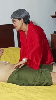 내가 빨고 물고 싶어하는 어두운 젖꼭지를 가진 훌륭하고 슬림하고 매우 섹시한 이복 누이