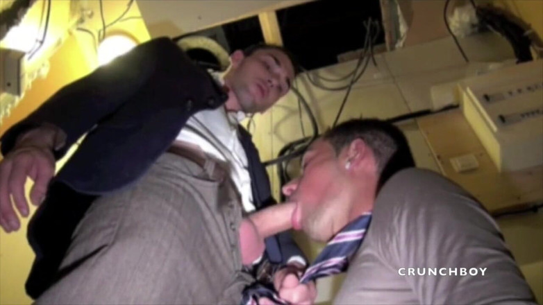 MEN BIG COCKS FUCKERS: 年轻无辜的twwink穿着西装和课堂使用他工作的老板经理
