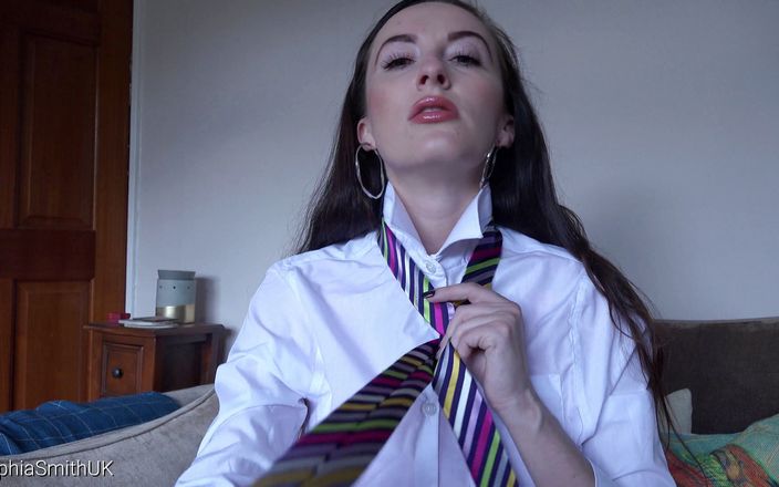 Sophia Smith UK: Windsor kravatını öğreniyor