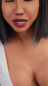Une salope asiatique essaye une tenue