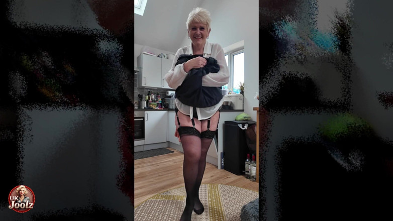 Uk Joolz: Chemise Blanche, Jupe Plissée Et Bas