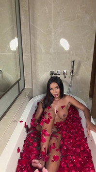 Masturbation sexy en solo dans une baignoire pleine de roses