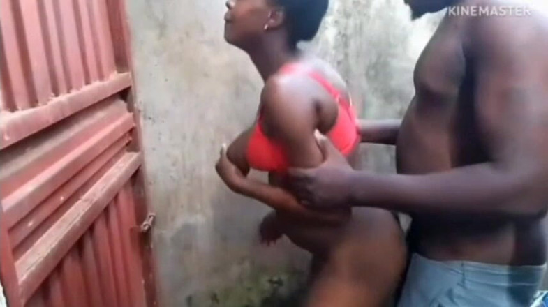 Pornsexlive: han gömmer sig i ett hörn av huset för att...