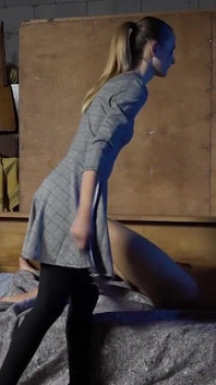 Femdom dengan pria berotot dan dominatrix tinggi kurus