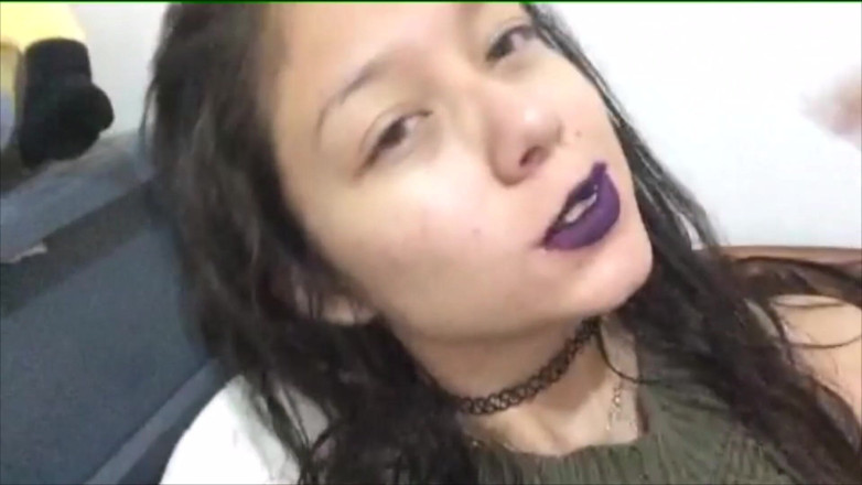 Adorable Teen: Nackt, lutsche mich 2 finger und benutze dann meine muschi und...
