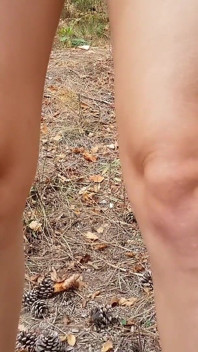 Utomhus Följ kåt kanin med sexiga ben i skogen 4K