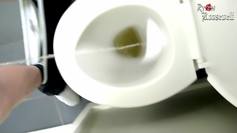 Ryan Roosevelt: Video đi tiểu đầu tiên của tôi!