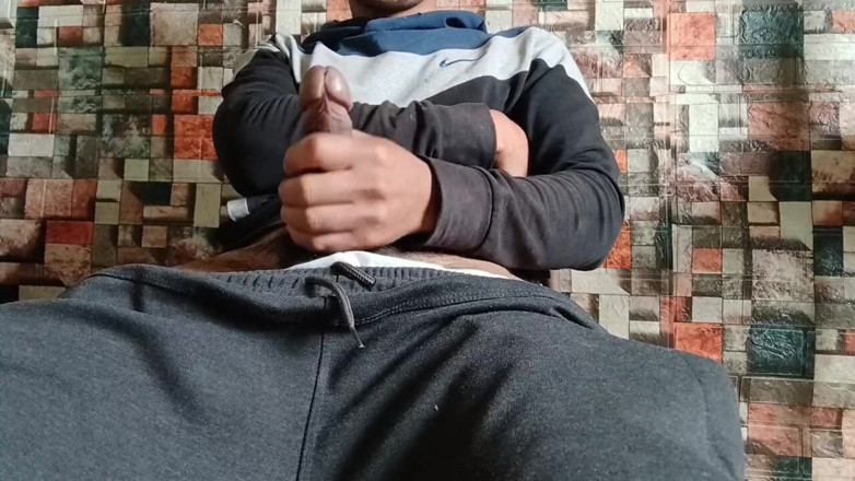 Hornyboy2058: Un uomo eterosessuale si masturba, dopo un mese di astinenza,...