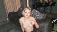 domslutfucker: Cewek hot rambut pirang lagi asik sambil bugil, cei