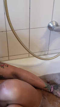 Primul interviu - Cu Nika Cyberslut, goală în cadă