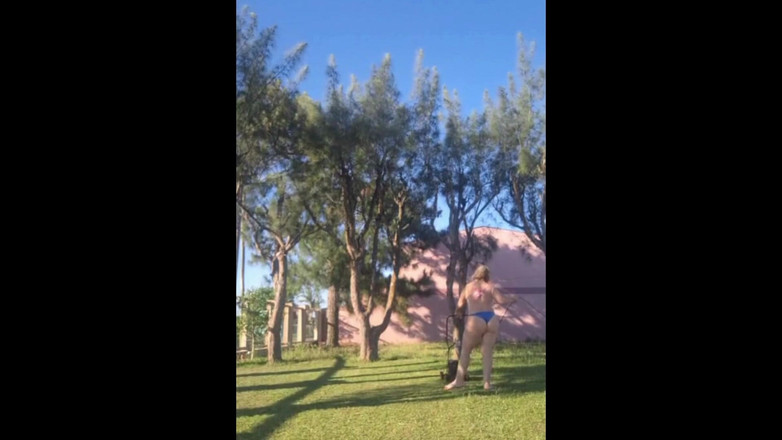 Priscila: Nevlastní matka v bikinách na zahradě domu dělá video pro...