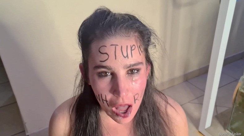 domslutfucker: Дурна повія глибоко заглотує в обличчя, ляскає і плює. Мочиться на обличчя