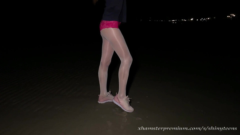 Shiny teens: Anna en pantimedias blancas brillantes en la playa nocturna