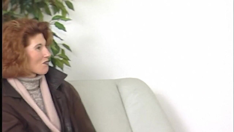 Xxxlover: Dövmeli kız büyük bir yarak emmeden önce klitorisini yalıyor