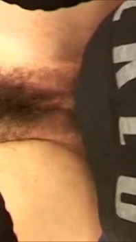 O tipă păroasă excitată se pișă și are parte de sex anal