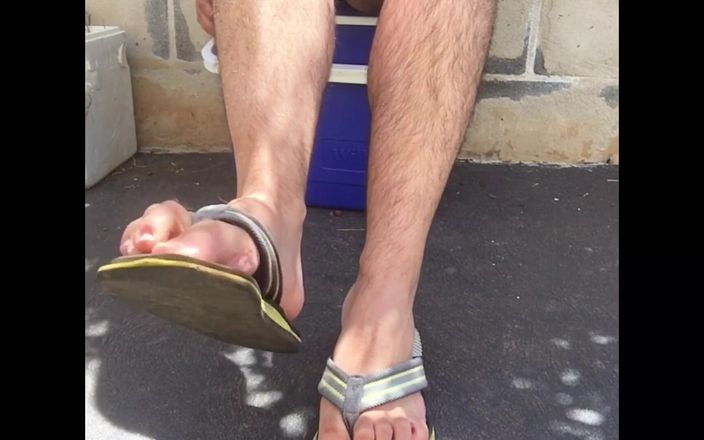Manly foot: Desgastou-se chinelos / tangas batendo contra minhas solas masculinas nuas parece...